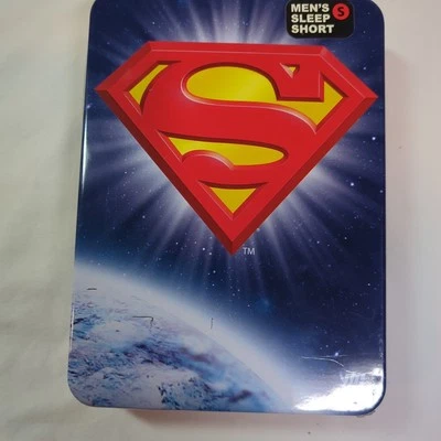 Brevemente declarado DC Comics Superman Boxer Pantalones Cortos para Dormir con Regalo Lata Hombres Pequeño NUEVO Foto 1 de 4