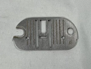 Máquina de coser Singer Fashion Mate FM-17C - Placa de garganta - # 356713 - Imagen 1 de 3