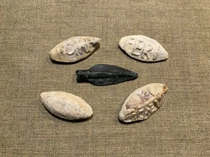 ANCIENT ROMAN LEGIONARIES small lot of GLANS sling bullets and arrow head - Bild 1 von 1