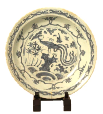 Cargador llanta foliada azul y blanco dinastía Ming Foto 1 de 4