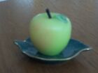 Motivkerze "Apfel" auf Porzellanteller in Blattform, NEU