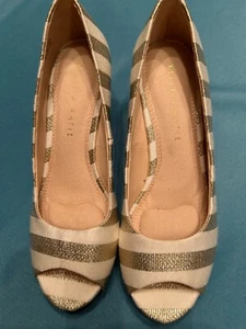 Scarpe donna Kelly e Katie misura 7 punta aperta tessuto oro beige sughero zeppa tacco - Foto 1 di 5