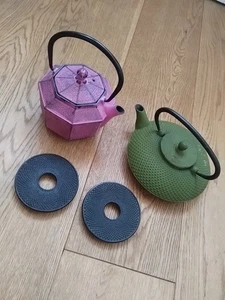 Set 2 Teiere In Ghisa Con Sottopentola - Foto 1 di 3