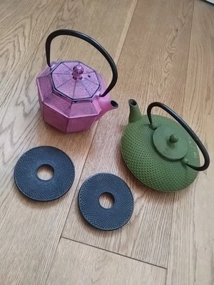 Set 2 Teiere In Ghisa Con Sottopentola - Immagine 1 di 3