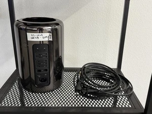 Mac Pro 2013 - 6-Core 3.5Ghz - 64GB - 500GB SSD (Apple) - D500 - Afbeelding 1 van 2