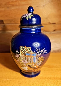 Japanische Ingwerdose Deckeldose Rikscha Szene Blumen kolbaltblau 4,5" mal 3" - Bild 1 von 7