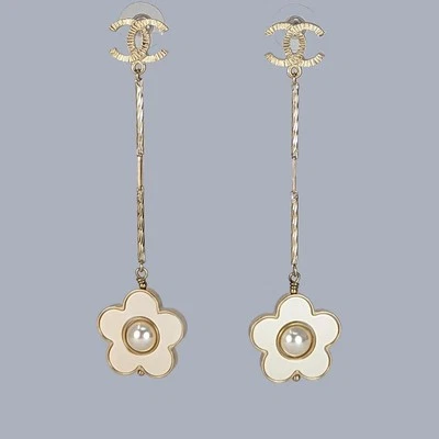 Pendientes colgantes Chanel camelia perla giratoria 3,5" para orejas perforadas en caja Foto 1 de 4