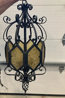 Lámpara colgante de vidrio ámbar de hierro bruto gótico español vintage de mediados de siglo 4 bombillas Foto 1 de 4