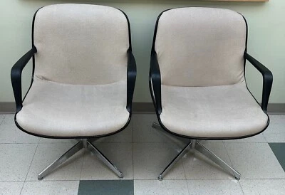 SILLAS DE OFICINA VINTAGE MODERNAS DE MEDIADOS DE SIGLO CON CAJA DE ACERO UN PAR A JUEGO MCM Foto 1 de 4