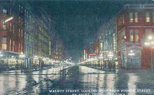 DES MOINES IA - Walnussstraße Blick nach Westen von der Fourth Street bei Nacht Postkarte - Bild 1 von 2