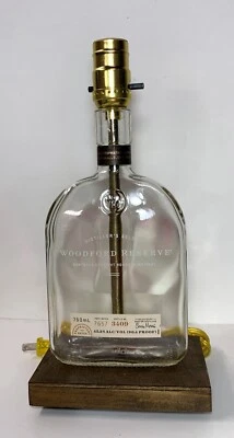 Lámpara de mesa hecha a mano Woodford Reserve botella de licor bourbon bar salón escritorio luz Foto 1 de 4