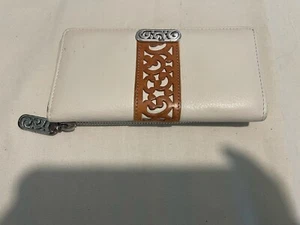 Bolso sin asas Brighton de cuero blanco con ribete metálico doble cremallera de identificación bolsillo para monedas - Imagen 1 de 7