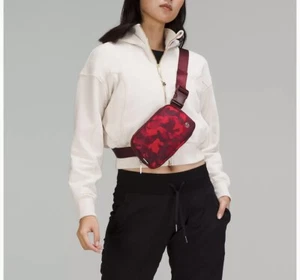 NUEVO AÑO LUNAR Lululemon Everywhere Bolso de Cinturón 1 lit RARO NUEVO CON ETIQUETAS - Imagen 1 de 6