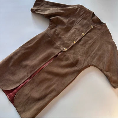 Abrigo con capa de gamuza marrón mangas 3/4 cierre de metal mediano Foto 1 de 4