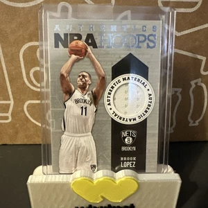 2013-14 NBA Hoops - Authentics Memorabilia Brook Lopez #52 - Picture 1 of 1