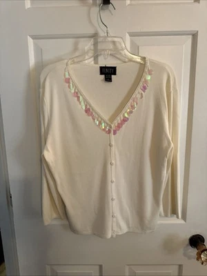 Suéter blanco finito manga 3/4, talla XL. Con cuentas alrededor del escote. Cuello Foto 1 de 4