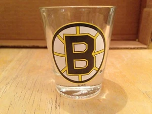 Vidrio Disparo Logotipo Recuerdo de Boston Bruins CAZADOR 2,25" de Alto - Imagen 1 de 6