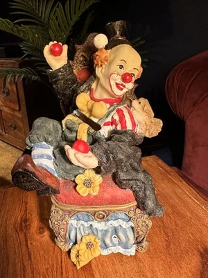 1990s Resin Clown Money Box on Ornate Chair 20cm Figure Bank Vintage - Image 1 of 4