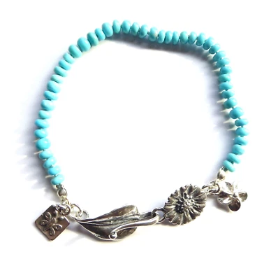 Pulsera turquesa de la Bella Durmiente anudada a mano de 7 1/2", dijes de plata de ley Foto 1 de 4