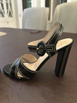 Sandalias de tacón alto de charol Prada Foto 1 de 3
