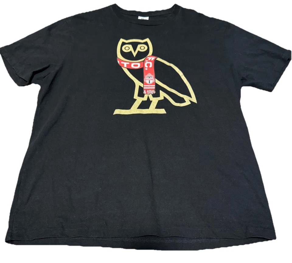 Camiseta OVO X Toronto FC OG Owl Drake & Insigne Negra Dorada TFC Exclusiva Drake Grande Foto 1 de 4