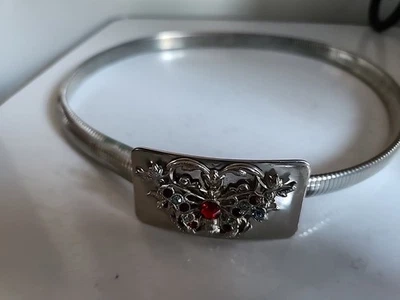 Cinturón con hebilla de mariposa de diamantes de imitación plateados de metal elástico serpentino de 24" de la década de 1970 Foto 1 de 4