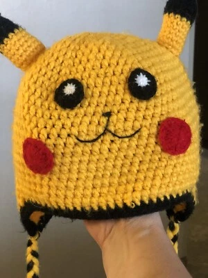 Gorro tejido a ganchillo Pokémon Pikachu con borlas estofadas negras y amarillas Foto 1 de 4