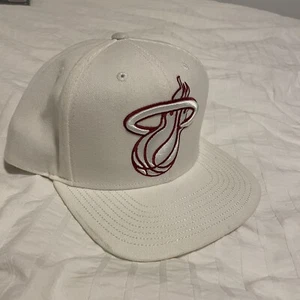 Gorra Miami Heat NBA Adidas Hat Snapback Usada - Imagen 1 de 5