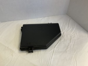 08 BUICK ENCLAVE FUSE BOX LID COVER TOP MAIN PANEL HOOD 3.6L ENGINE