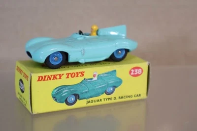 Dinky Giocattoli 238 Jaguar Tipo D Gara Auto Blu Plastica Mozzi IN Scatola Om - Immagine 1 di 4
