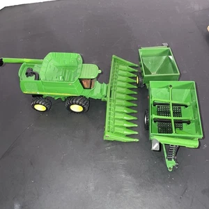 John Deere ERTL Green Die-cast Plastic 5"Toy Combine w Corn Head 1/64 FO515YL01 - Picture 1 of 7