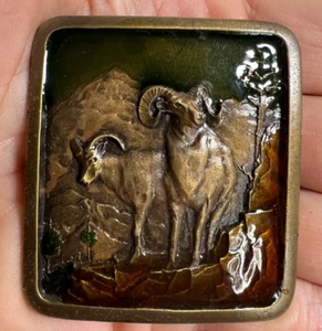 De colección 1977 Big Horn Sheep Mountains Dos Tonos Esmalte Latón Hebilla Excelente! - Imagen 1 de 2
