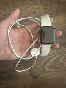 Apple Watch Pre-Owned, Works Well, Minor Wear, Rose Gold, White Band - Photo 1 sur 3