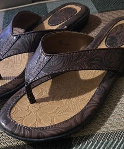 BORN Original Concept BOC HINDY Women Sandals Brown PU Floral Flip Flop 6M NWOB  - Picture 1 of 16