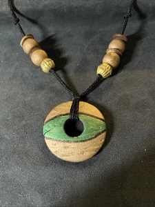 Collar de cuentas de madera ajustable con círculo colgante de madera. Hecho a mano - Imagen 1 de 5