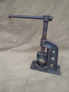 Rohrschraubstock klein Deko als Gelenklampe ? alt antik Industrie Fabrik Loft  - Bild 1 von 12