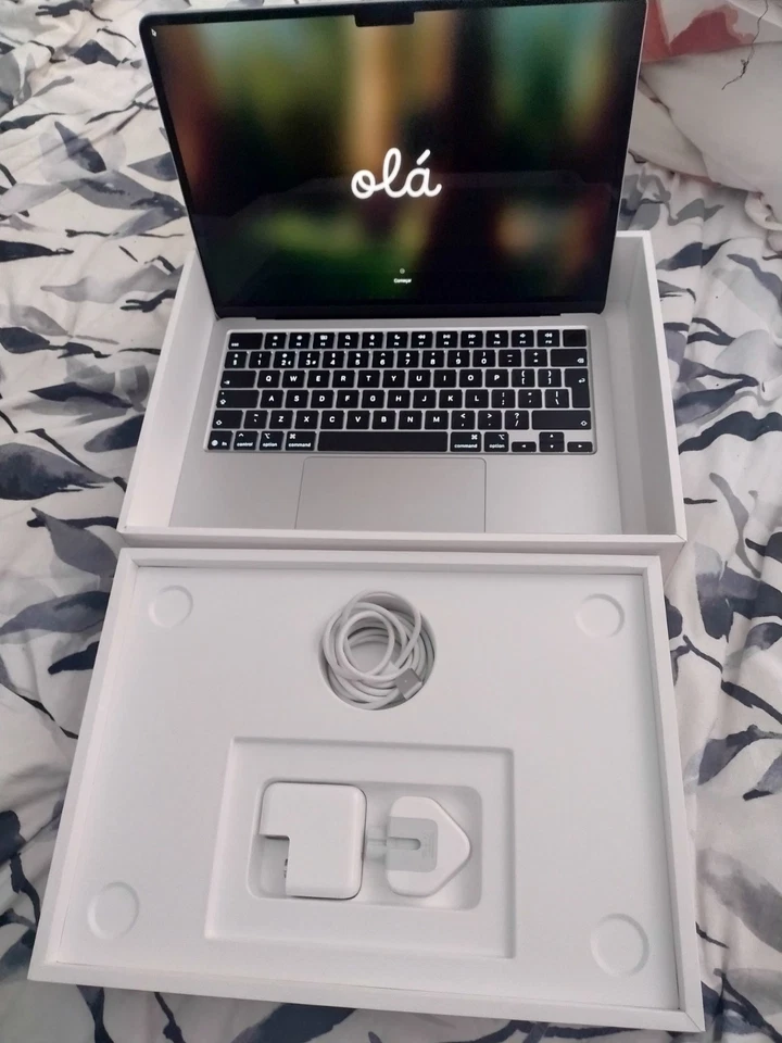 APPLE MACBOOK AIR  13in  M4 - 2025 256GB- 16GB RAM - Model A3240 Unused - Image 1 of 2
