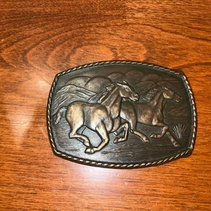 WK21114 VINTAGE 1970s **TWO HORSES RUNNING** WESTERN ANIMAL ARTWORK BELT BUCKLE - Picture 1 of 3