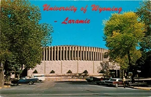 Postal de la Universidad de Wymong Laramie WY coches antiguos edificio de aulas - Imagen 1 de 2