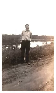 YOUNG MAN BY THE RIVER,WISCONSIN DELLS,ANNI 20.FOTO VINTAGE 4,2" x 2,5"/7 - Foto 1 di 2