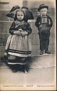 FRENCH POSTCARD ALSACE CHILDREN IN NATIONAL DRESS C1914 Awaiting French Soldiers - Picture 1 of 2