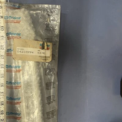 Moldagem e vedação traseira direita Chrysler Lebaron 1984 fabricante de equipamento original PKG 4318994 - Imagem 1 de 4