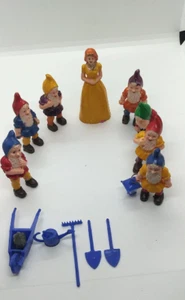 JUEGO DE COLECCIÓN DE 60 BLANCO NIEVE Y LOS SIETE ENANOS CON ACCESORIOS - PALAS, ETC. - Imagen 1 de 6