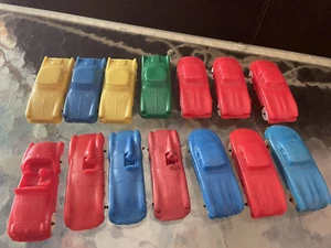 13 coches antiguos de goma castaño rojizo: Nardi, Triumph, Mercedes y Devin - Imagen 1 de 5