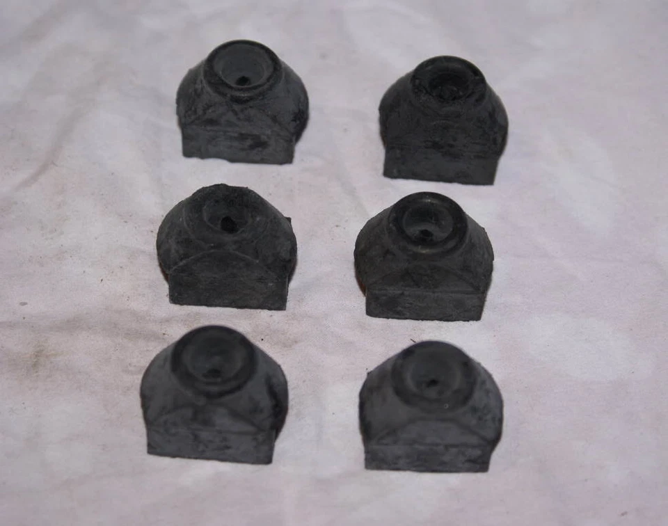 SUPORTES DE BORRACHA PARA CAPÔ DE CANAL DE COMPARTIMENTO DE MOTOR FERRARI 250 GT GTE - Imagem 1 de 1