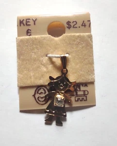 Goldener Schlüssel kleines Mädchen Goldton 0,75" Charm mit Kristallakzent - Bild 1 von 1