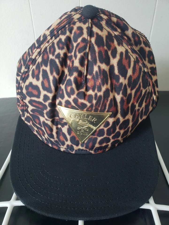 Gorra informal con estampado de leopardo Cayler Sons Snapback.  Foto 1 de 4