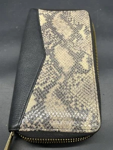 Portafoglio Aimee Kestenberg in pelle nera con stampa pelle di serpente e zip - Foto 1 di 5