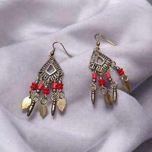 Pendientes colgantes estilo bohemio cuentas rojas hojas de bronce dijes tribales - Imagen 1 de 6