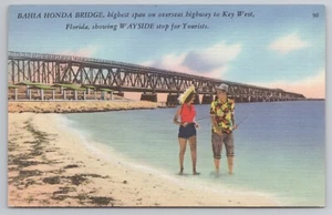 Tarjeta postal de pareja pescando a lo largo de la playa Bahía Honda Bridge to Key West Florida FL - Imagen 1 de 2